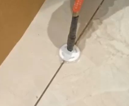 肃宁瓷砖空鼓维修公司专业解答瓷砖在铺贴过程中，如果没有涂抹均匀到位的粘结材料（如水泥砂浆或瓷砖胶），可能会导致以下问题