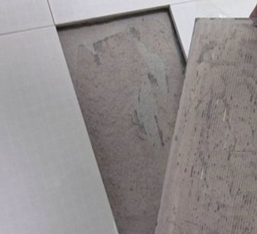 肃宁瓷砖空鼓维修公司分享瓷砖铺贴时如果打浆（即涂抹在瓷砖背面和基层上的砂浆或瓷砖胶）过少，会带来以下问题